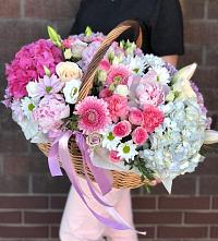 Композиция солнечный день в Лучинское Цветочная композиция из Розы, Хризантемы, Пионы и Лизиантусы в корзине в Лучинское