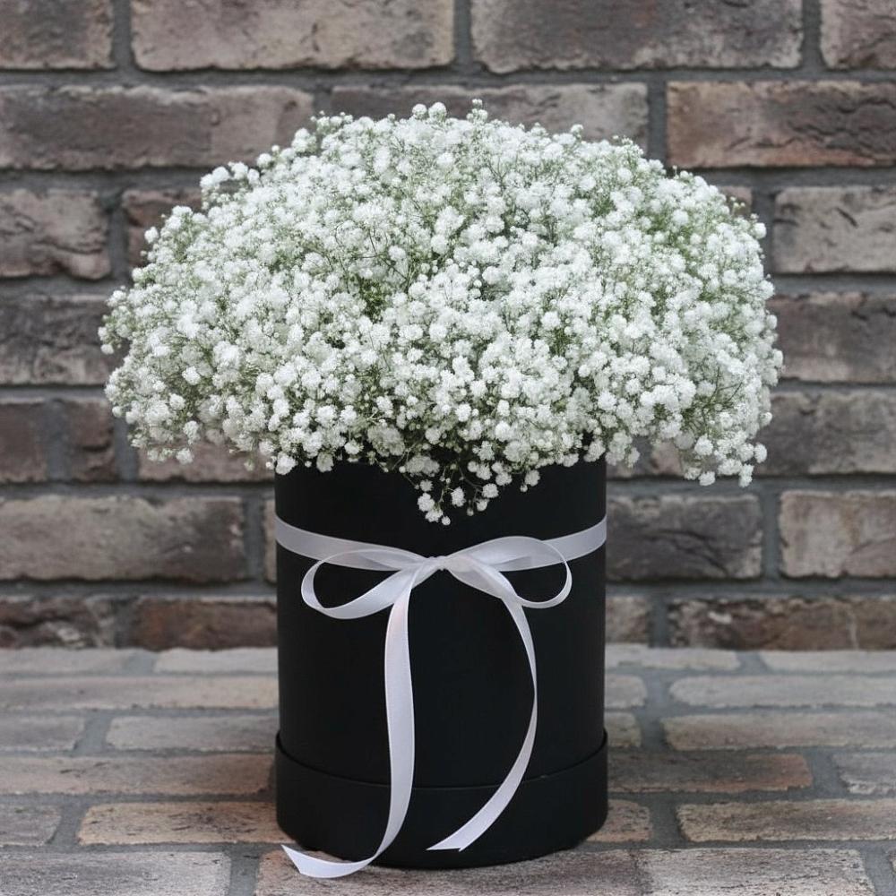 Цветочная композиция из Гипсофила в шляпной коробке в Лучинское