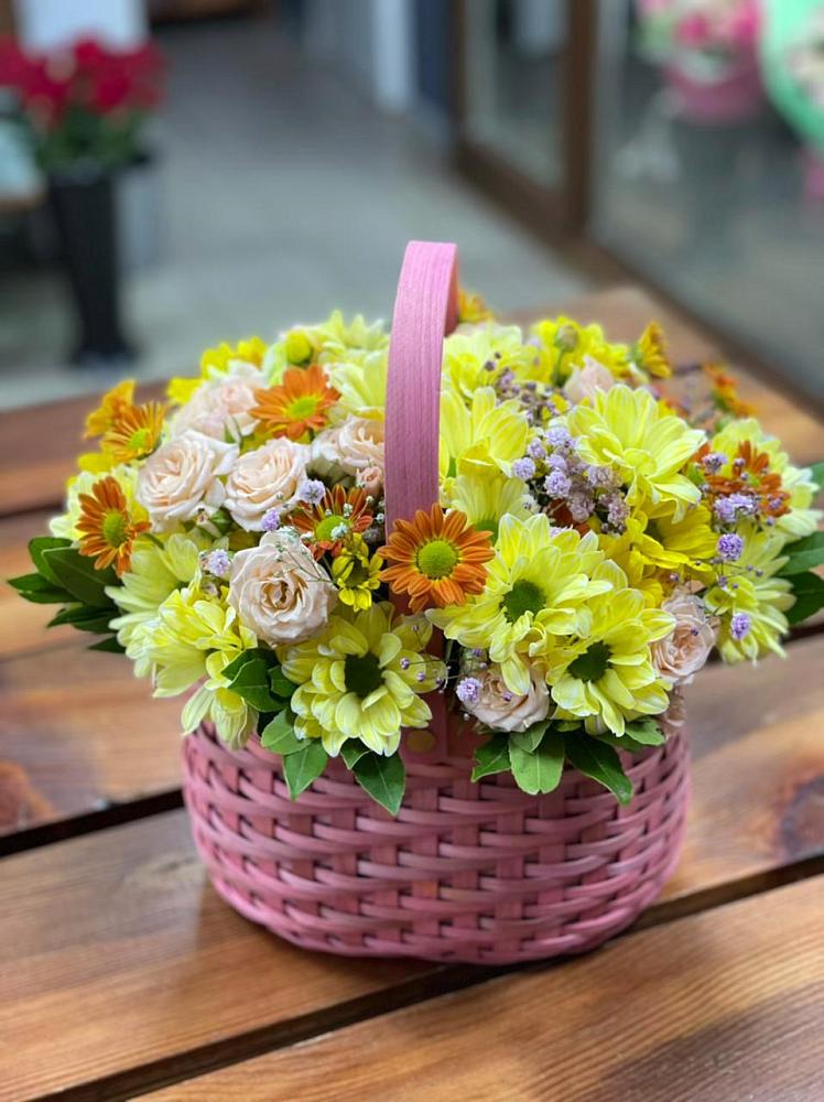 Цветочная композиция из Хризантемы и Розы в корзине в Лучинское
