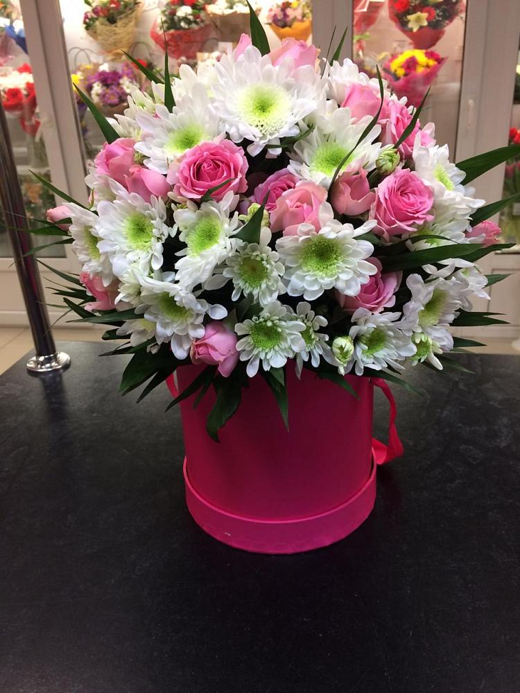 Цветочная композиция из Розы и Хризантемы в шляпной коробке в Лучинское