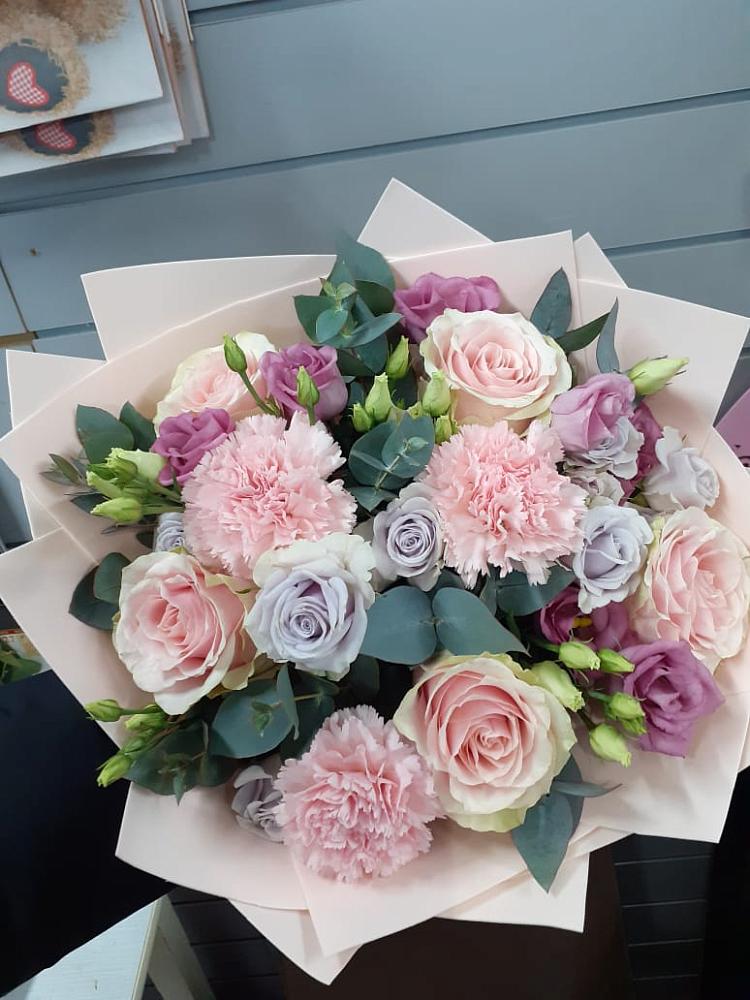 Букет цветов из: Розы, Гвоздики и Лизиантусы в Лучинское